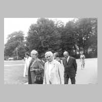105-1098 Frau Hildebrandt mit anderen Tapiauern im Juni 1972 in Celle.jpg